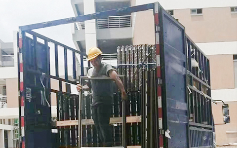 樓上樓門窗-工程門窗安裝施工現(xiàn)場(chǎng)