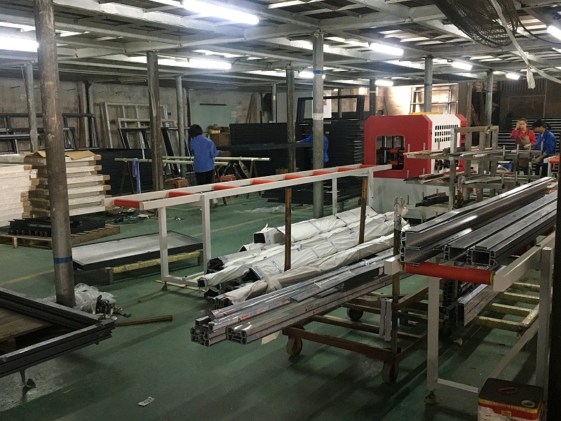 什么？你家的鋁合金門窗只要300元/平？年輕人，耗子喂汁！