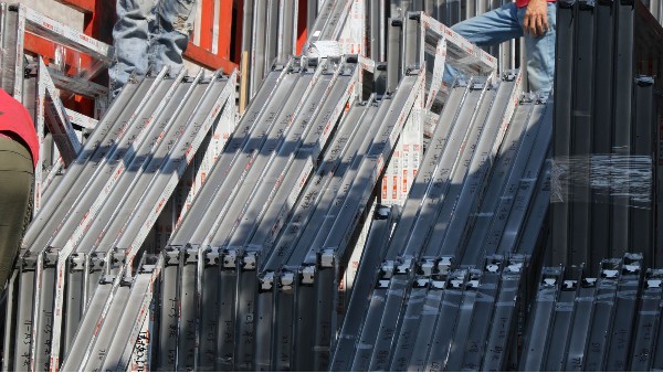 長(zhǎng)安oppo工業(yè)園鋁合金門窗工程產(chǎn)品裝車-樓上樓門窗