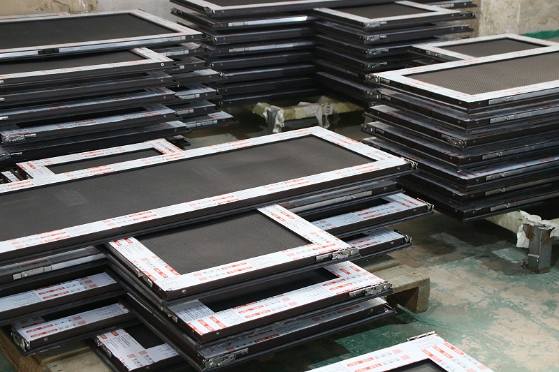 高樓層到底裝平開窗好還是裝推拉窗好？樓上樓高端門窗的解說讓人恍然大悟！