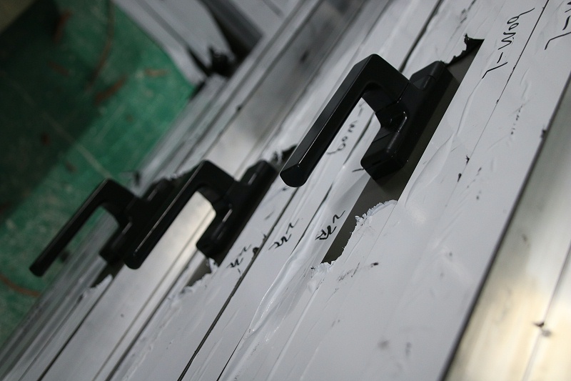 樓上樓高端門窗-鋁合金門多少錢一平米？